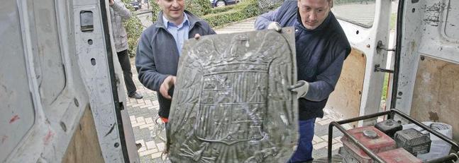 Escudo de los Reyes Católicos retirado por error en Cáceres