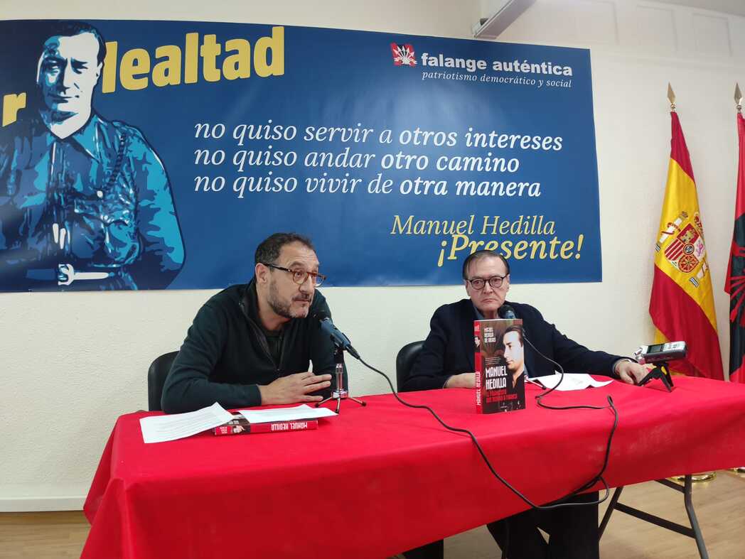 Miguel Hedilla, durante la presentación de su libro en Alicante, acompañado por Carlos Cardesa