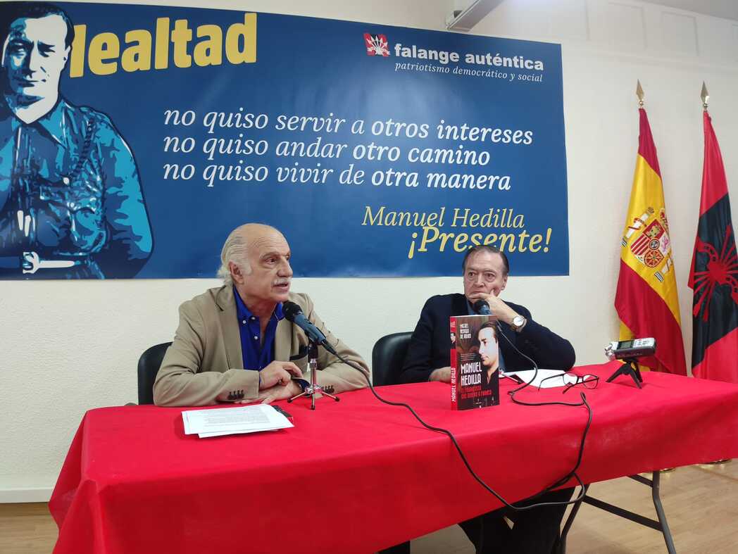 Miguel Hedilla, durante la presentación de su libro en Alicante, acompañado por Manuel Cepeda